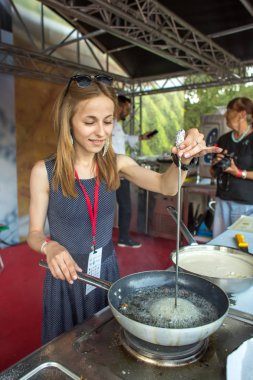 Moskova, Rusya - 10 Ağustos 2018: Bir mutfak ana sınıfından bir Festivali'nde Türk aşçı parkta Krasnaya Presnya Türkiye'nin