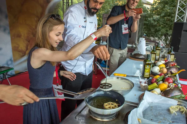 Moskova, Rusya - 10 Ağustos 2018: Bir mutfak ana sınıfından bir Festivali'nde Türk aşçı parkta Krasnaya Presnya Türkiye'nin