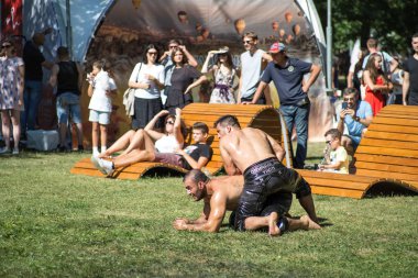 Moskova, Rusya - 11 Ağustos 2018: Türk petrol mücadele Gyuresh parkta Krasnaya Presnya Türkiye'nin bir festivalinde