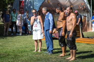 Moskova, Rusya - 11 Ağustos 2018: Türk petrol mücadele Gyuresh parkta Krasnaya Presnya Türkiye'nin bir festivalinde