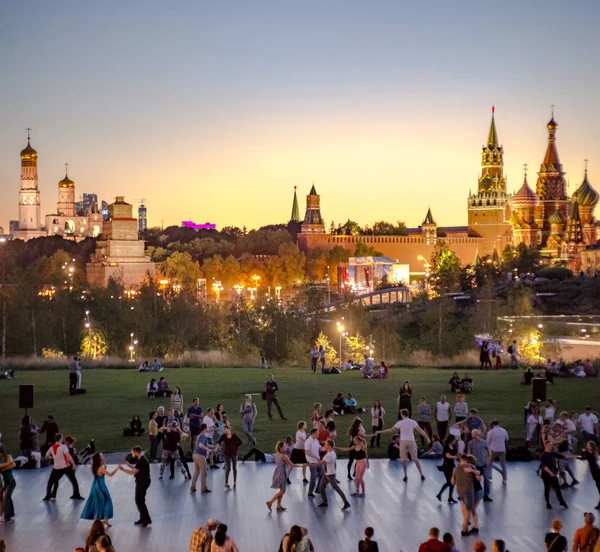 俄罗斯莫斯科 2018年8月09日 人们在 Zaryadye 公园的舞台上跳舞 — 图库照片
