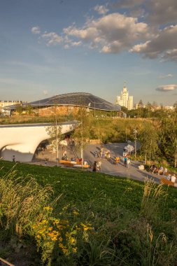 Yaz manzara Moskova Zaryadye parkında