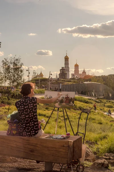 Moskwa Rosja Sierpień 2018 Młody Artysta Maluje Krajobraz Miasta Parku — Zdjęcie stockowe