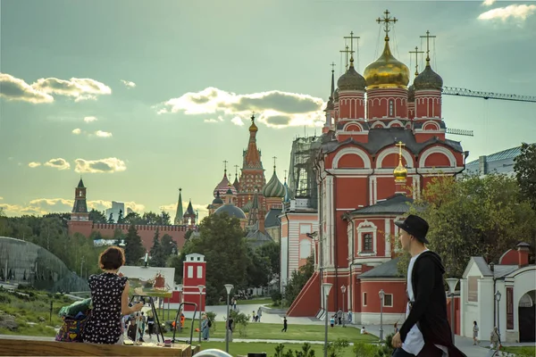 Moskva Rusko Srpna 2018 Mladý Umělec Nakreslí Městské Krajiny Zaryadye — Stock fotografie