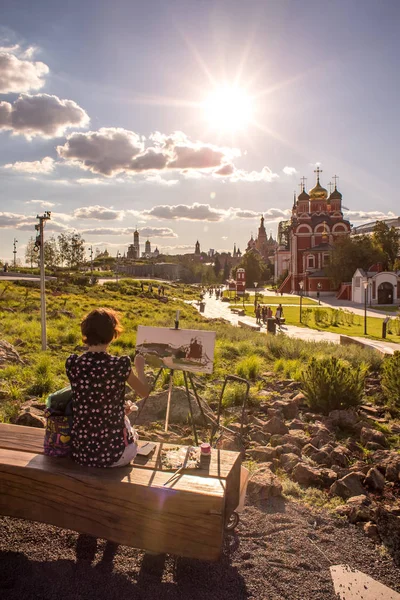 Moskva Ryssland Augusti 2018 Unga Konstnär Ritar Stadslandskapet Parken Zaryadye — Stockfoto