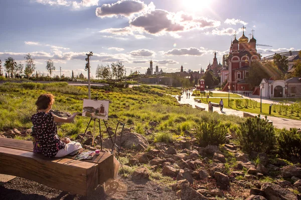 Moskou Rusland Augustus 2018 Jonge Kunstenaar Een Stad Landschap Trekt — Stockfoto