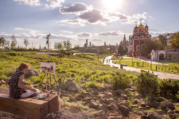 Moskova, Rusya - 09 Ağustos 2018: Genç sanatçı bir şehir manzarası Zaryadye parkta çizer.