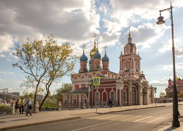 Moscou Rússia Agosto 2018 Pessoas Descem Rua Perto Templo Grande — Fotografia de Stock