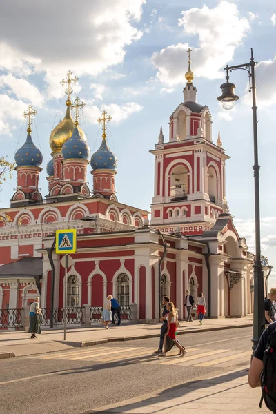 が勝利を偉大な殉教者ジョルジュの寺院の近くに通りを歩くモスクワ ロシア 2018 — ストック写真