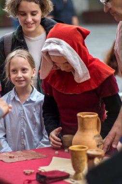 Moskova, Rusya - 15 Ağustos 2018: Orta Çağ Üniversitesi. Bilim ve simya, XVI. İnsanlar bir Festivali'nde kez ve devirlerde Kamergersky Lane