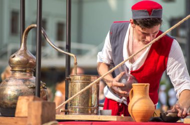 Moskova, Rusya - 15 Ağustos 2018: Orta Çağ Üniversitesi. Bilim ve simya, XVI. İnsanlar bir Festivali'nde kez ve devirlerde Kamergersky Lane