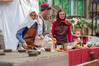 Moskova, Rusya - 15 Ağustos 2018: Orta Çağ Üniversitesi. Bilim ve simya, XVI. İnsanlar bir Festivali'nde kez ve devirlerde Kamergersky Lane