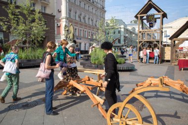 Moskova, Rusya - 15 Ağustos 2018: Orta Çağ Üniversitesi. Bilim ve simya, XVI. İnsanlar bir Festivali'nde kez ve devirlerde Kamergersky Lane