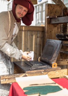 Moskova, Rusya - 15 Ağustos 2018: Orta Çağ Üniversitesi. Bilim ve simya, XVI. İnsanlar bir Festivali'nde kez ve devirlerde Kamergersky Lane