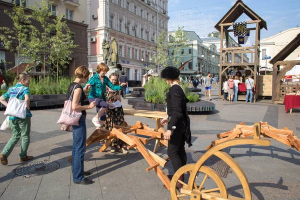 Moskova, Rusya - 15 Ağustos 2018: Orta Çağ Üniversitesi. Bilim ve simya, XVI. İnsanlar bir Festivali'nde kez ve devirlerde Kamergersky Lane