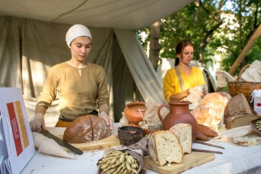 Moskova, Rusya - 17 Ağustos 2018: Eski Rusya 10.asır. festival kez ve dönemini Chistoprudny Bulvarı'nda