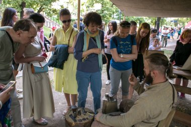 Moskova, Rusya - 19 Ağustos 2018: Moskova ve Muscovites. İnsanlar bir Festivali'nde kez ve devirlerde Gogolevsky Bulvarı'ndaki