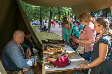 Moskova, Rusya - 19 Ağustos 2018: Moskova ve Muscovites. İnsanlar bir Festivali'nde kez ve devirlerde Gogolevsky Bulvarı'ndaki