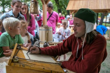 Moskova, Rusya - 20 Ağustos 2018: Orta Çağ ve kaleler XIII, insanlar festival kez ve dönemini Nikitinsky Boulevar üzerinde