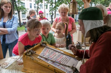 Moskova, Rusya - 20 Ağustos 2018: Orta Çağ ve kaleler XIII, insanlar festival kez ve dönemini Nikitinsky Boulevar üzerinde