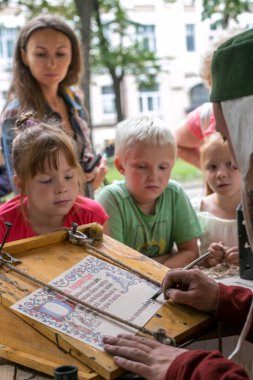 Moskova, Rusya - 20 Ağustos 2018: Orta Çağ ve kaleler XIII, insanlar festival kez ve dönemini Nikitinsky Boulevar üzerinde