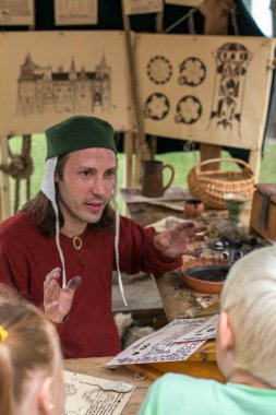 Moskova, Rusya - 20 Ağustos 2018: Orta Çağ ve kaleler XIII, insanlar festival kez ve dönemini Nikitinsky Boulevar üzerinde