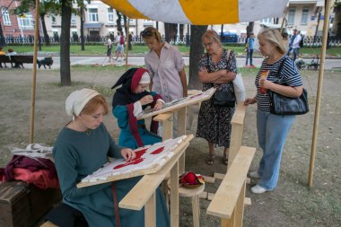 Moskova, Rusya - 20 Ağustos 2018: Orta Çağ ve kaleler XIII, insanlar festival kez ve dönemini Nikitinsky Boulevar üzerinde