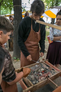 Moskova, Rusya - 20 Ağustos 2018: Orta Çağ ve kaleler XIII, insanlar festival kez ve dönemini Nikitinsky Boulevar üzerinde