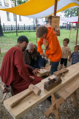 Moskova, Rusya - 20 Ağustos 2018: Orta Çağ ve kaleler XIII, insanlar festival kez ve dönemini Nikitinsky Boulevar üzerinde
