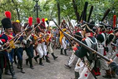 Moskova, Rusya - 20 Ağustos 2018: Paris, Vatanseverlik Savaşı 1812 Moskova'ya. Festival kez ve dönemi Tverskoy Bulvarı'nda insanlar