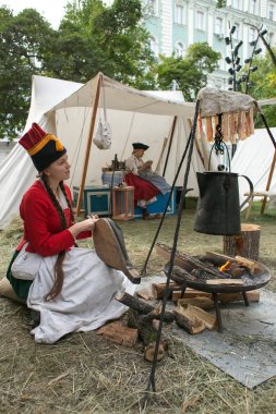 Moskova, Rusya - 20 Ağustos 2018: Paris, Vatanseverlik Savaşı 1812 Moskova'ya. Festival kez ve dönemi Tverskoy Bulvarı'nda insanlar