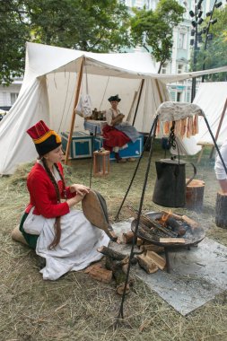 Moskova, Rusya - 20 Ağustos 2018: Paris, Vatanseverlik Savaşı 1812 Moskova'ya. Festival kez ve dönemi Tverskoy Bulvarı'nda insanlar