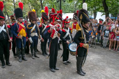 Moskova, Rusya - 20 Ağustos 2018: Paris, Vatanseverlik Savaşı 1812 Moskova'ya. Festival kez ve dönemi Tverskoy Bulvarı'nda insanlar