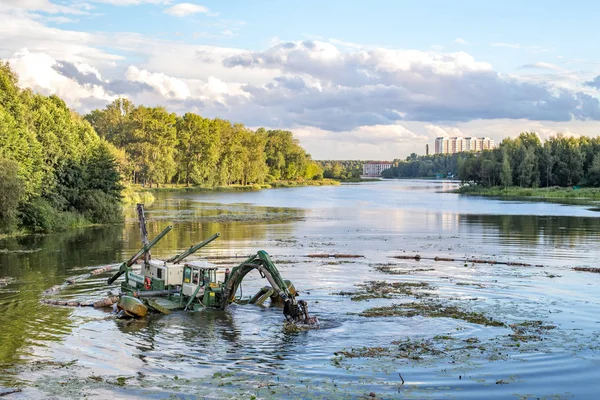 Balashikha Área Moscú Rusia Agosto 2018 Excavadora Flotante Limpia Lecho —  Fotos de Stock