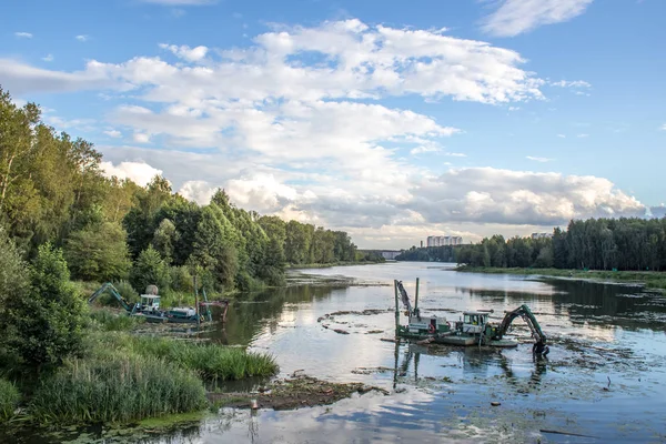 バラシハ モスクワ地域 ロシア 2018 フローティング ショベルきれいにシルトやゴミから Pekhorka 川のベッド — ストック写真