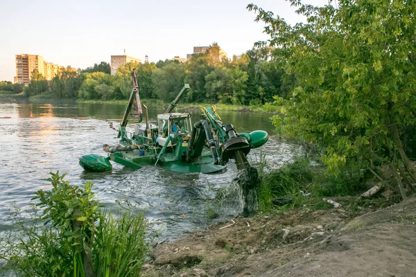 Balashikha Moscow Area Ryssland Augusti 2018 Flytande Grävmaskinen Rengör Pekhorka — Stockfoto