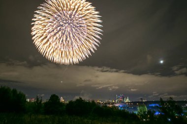 Moskova, Rusya - Serntabr 25, 2018: Krylatskoe kürek kanalda ışık daire festivalin kapanış itibariyle Japon piroteknik üzerinden renkli büyük havai fişek