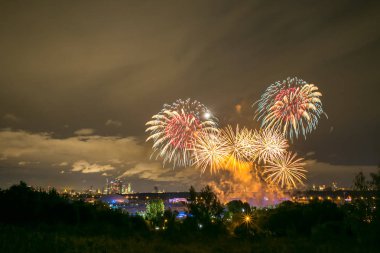 Moskova, Rusya - Serntabr 25, 2018: Krylatskoe kürek kanalda ışık daire festivalin kapanış itibariyle Japon piroteknik üzerinden renkli büyük havai fişek