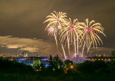 Moskova, Rusya - Serntabr 25, 2018: Krylatskoe kürek kanalda ışık daire festivalin kapanış itibariyle Japon piroteknik üzerinden renkli büyük havai fişek