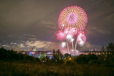 Moskova, Rusya - Serntabr 25, 2018: Krylatskoe kürek kanalda ışık daire festivalin kapanış itibariyle Japon piroteknik üzerinden renkli büyük havai fişek