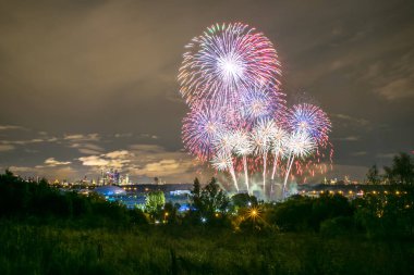 Moskova, Rusya - Serntabr 25, 2018: Krylatskoe kürek kanalda ışık daire festivalin kapanış itibariyle Japon piroteknik üzerinden renkli büyük havai fişek