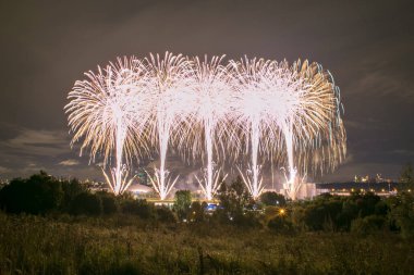 Moskova, Rusya - Serntabr 25, 2018: Krylatskoe kürek kanalda ışık daire festivalin kapanış itibariyle Japon piroteknik üzerinden renkli büyük havai fişek