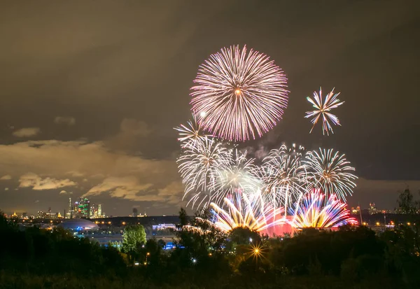 モスクワ ロシア連邦 Serntabr 2018 日本花火光のサークル フェスティバルの終了時からボート運河ペトロフでカラフルな巨大な花火 — ストック写真