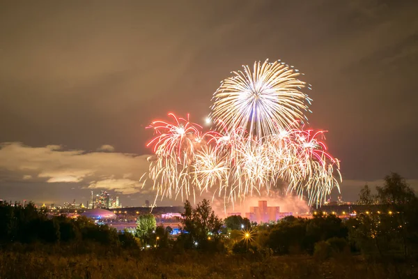 Mosca Russia Serntabr 2018 Colorati Enormi Fuochi Artificio Sul Canale — Foto Stock