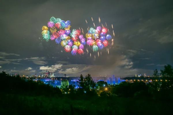 モスクワ ロシア連邦 Serntabr 2018 日本花火光のサークル フェスティバルの終了時からボート運河ペトロフでカラフルな巨大な花火 — ストック写真