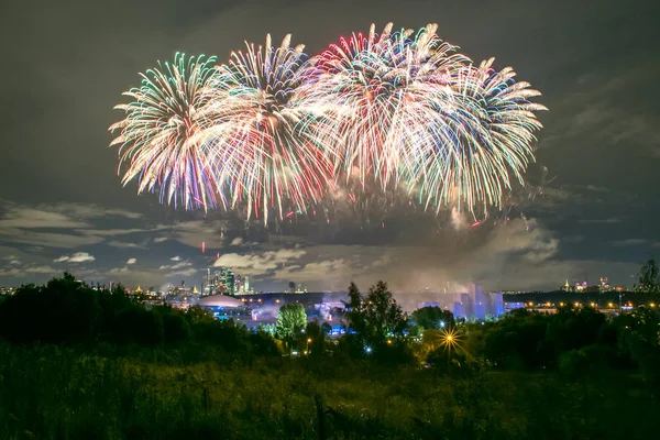 Moscú Rusia Serntabr 2018 Coloridos Fuegos Artificiales Enormes Canal Remo — Foto de Stock