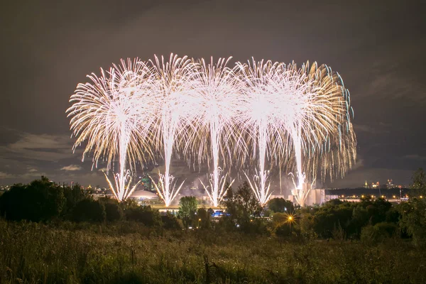 Moskau Russland Serntabr 2018 Farbenfrohes Riesiges Feuerwerk Auf Dem Ruderkanal lizenzfreie Stockfotos