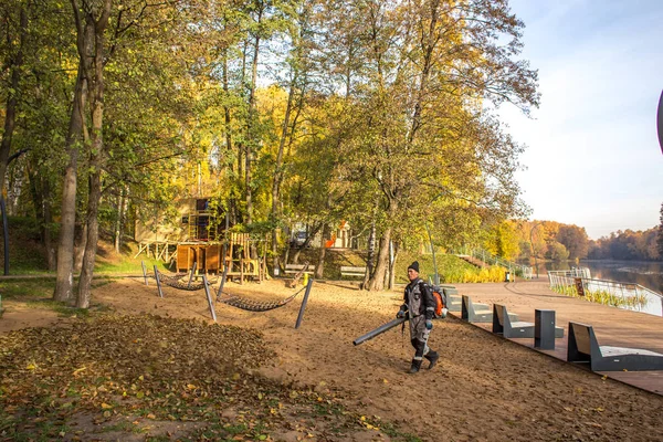 Balashikha Moscow Region Rusland Oktober 2018 Conciërge Reinigt Bladeren Herfst — Stockfoto