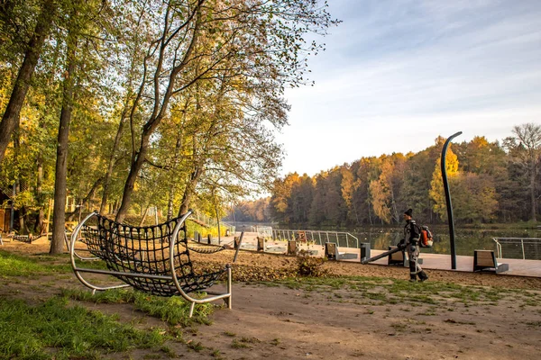 Balashikha Regione Mosca Russia Ottobre 2018 Janitor Pulisce Foglie Nel — Foto Stock