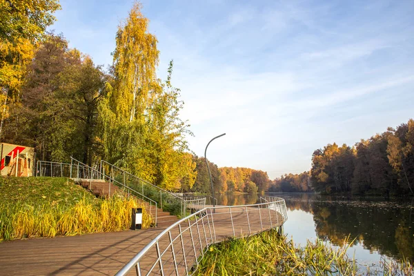 Ráno Podzimním Parku Břehu Řeky Pehorka — Stock fotografie